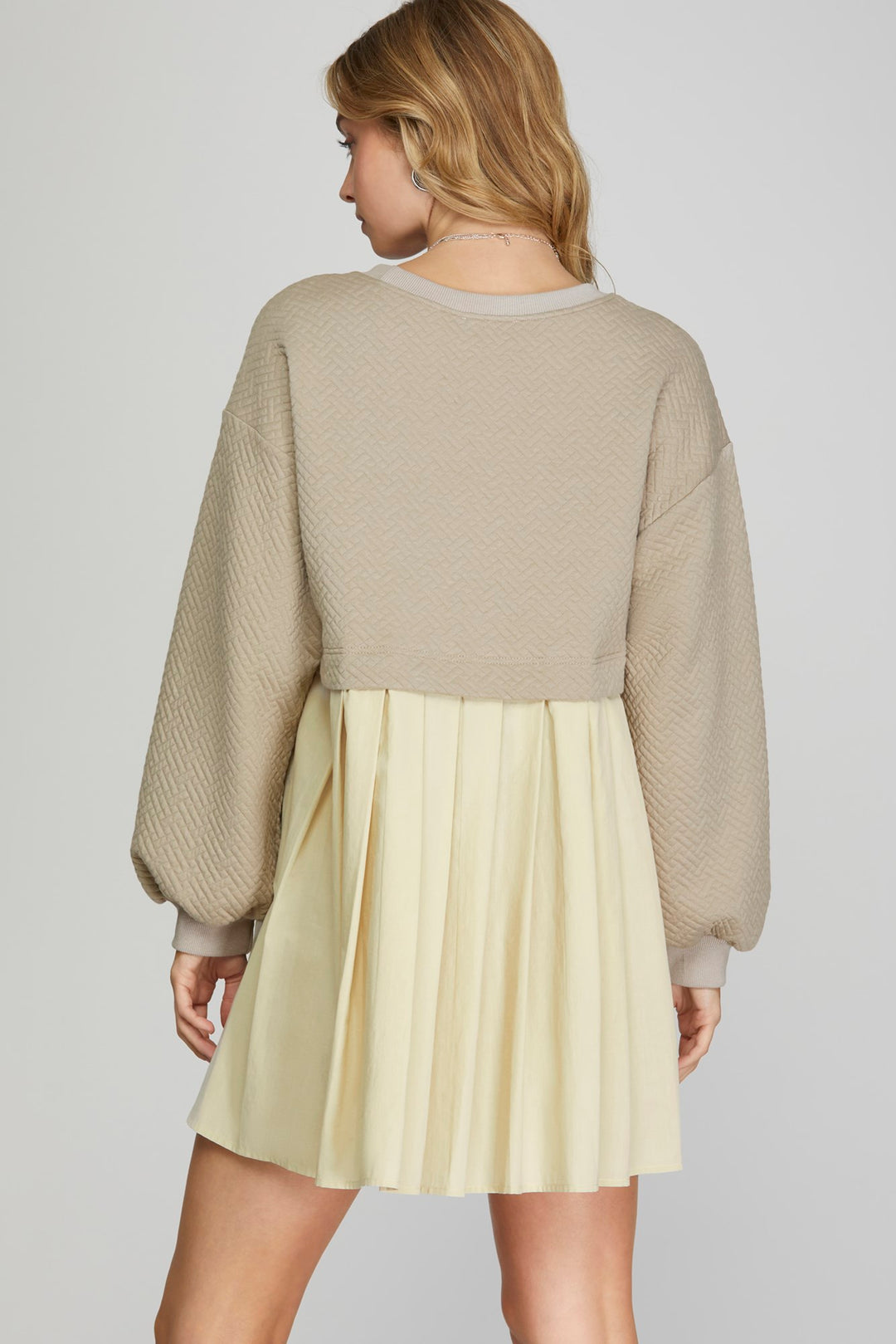 KNIT PLEATED DRESS WITH CONTRAST COLOR BLOCK