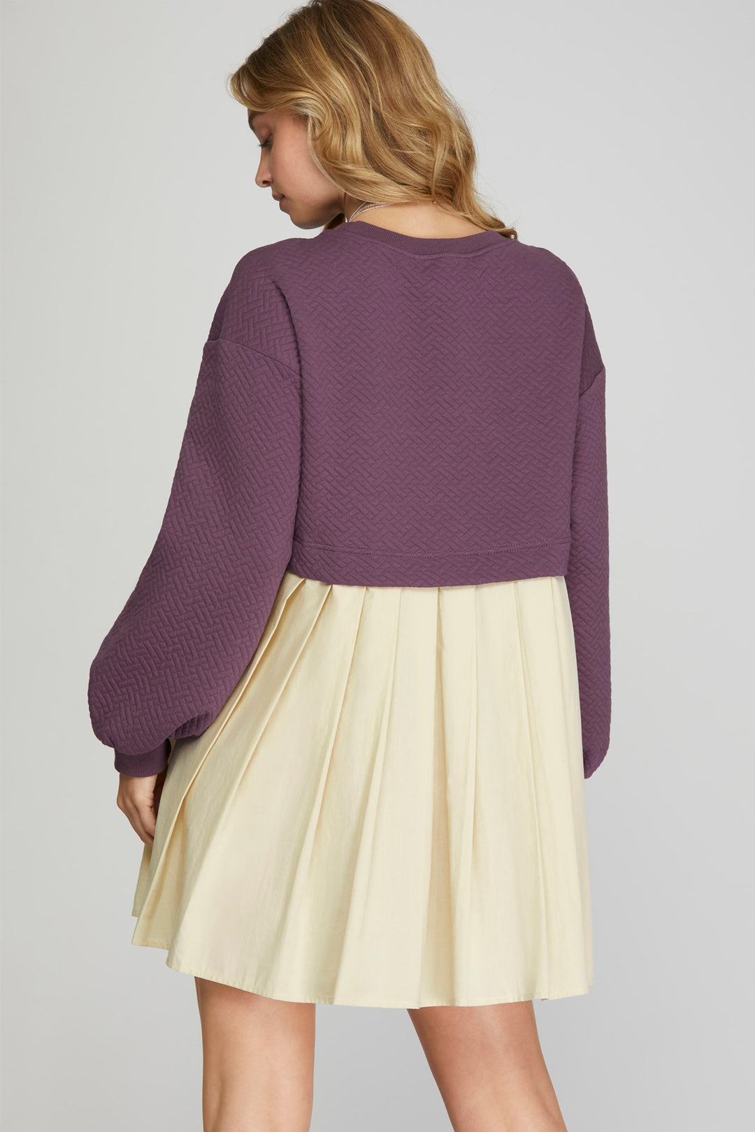 KNIT PLEATED DRESS WITH CONTRAST COLOR BLOCK