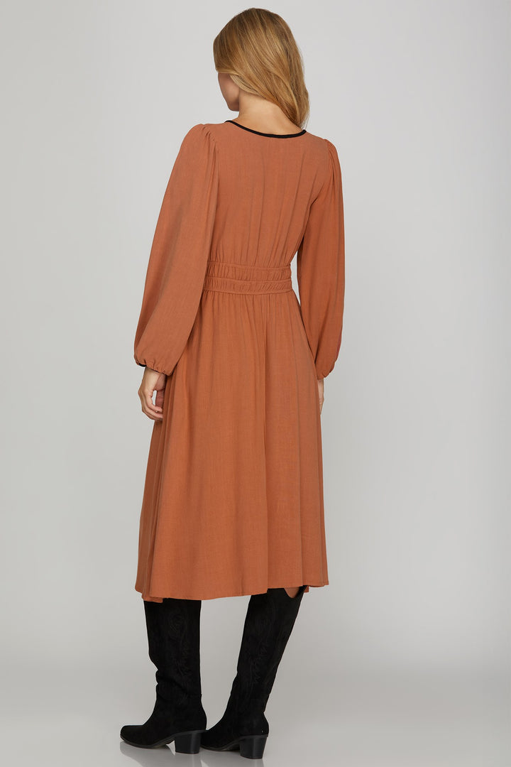 LONG SLEEVE WOVEN RUCHED WAIST MIDI DRESS WITH CONTRAST BINDING