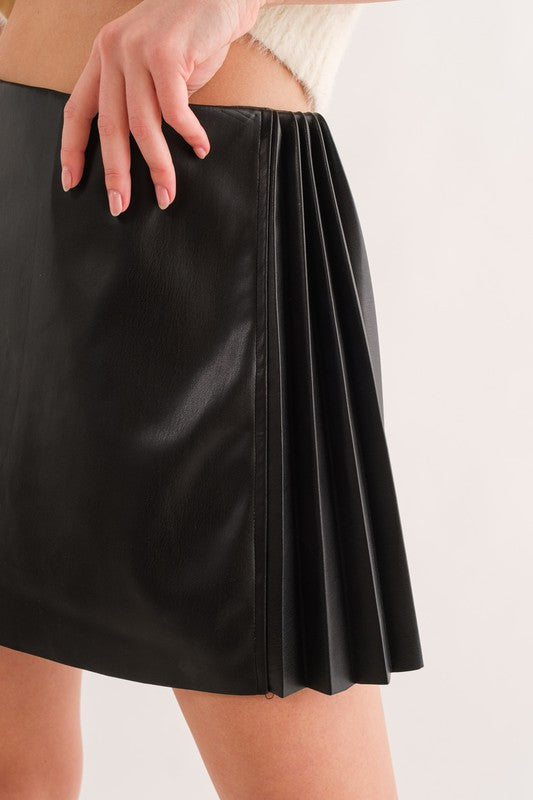 BLACK FAUX LEATHER PLEATED DETAILED SKIRT BIC60790