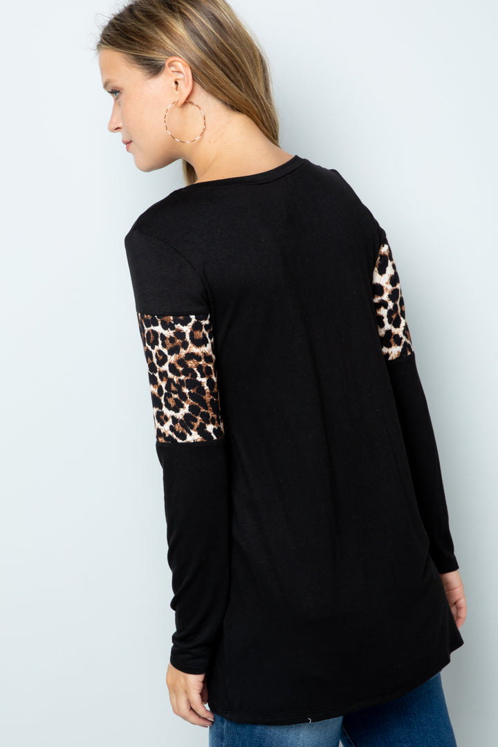 BLACK/LEOP PLUS TOP WITH CHEST PRINT DETAIL