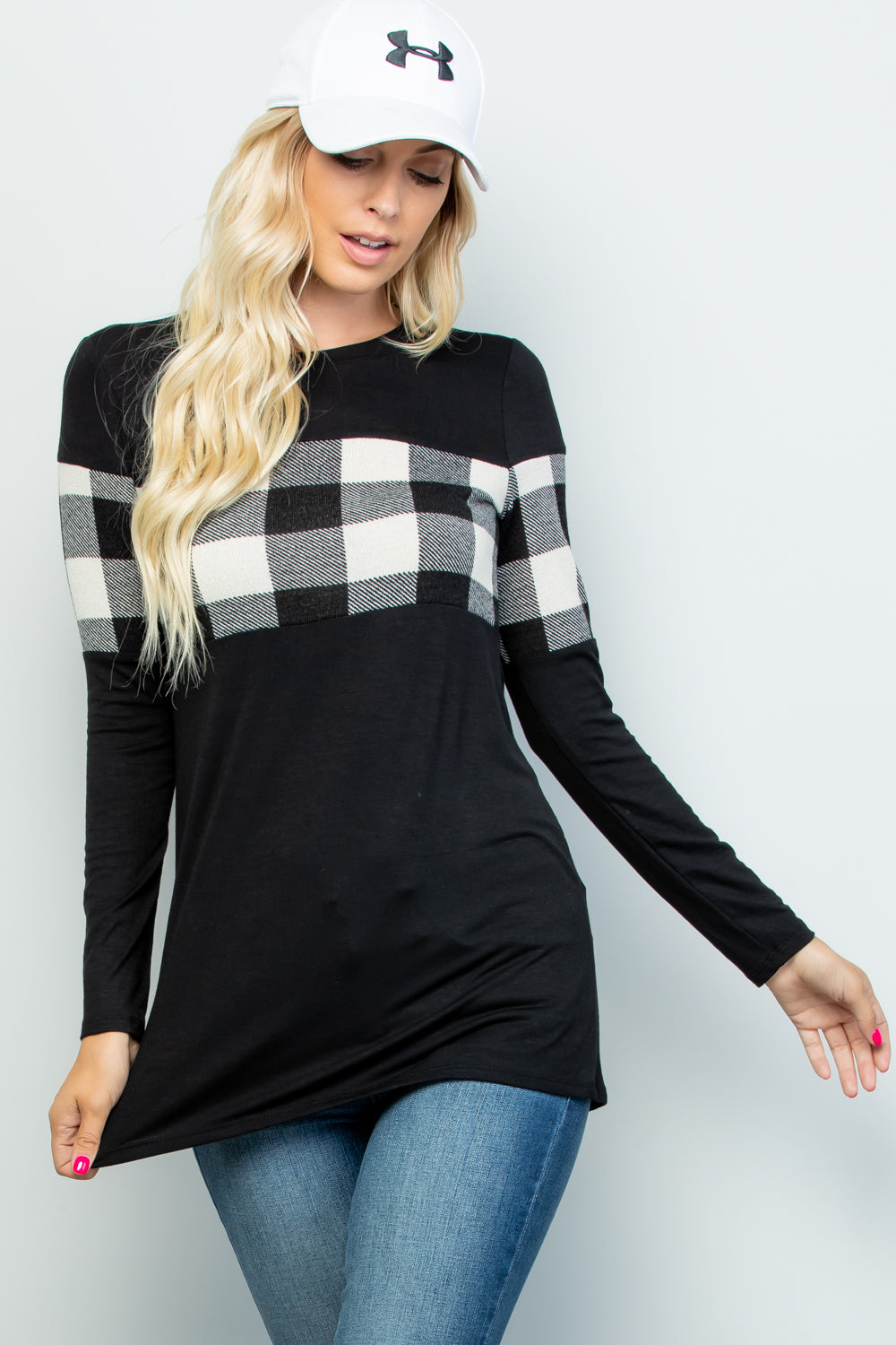 BLACK/WHITE PLUS TOP WITH CHEST PRINT DETAIL