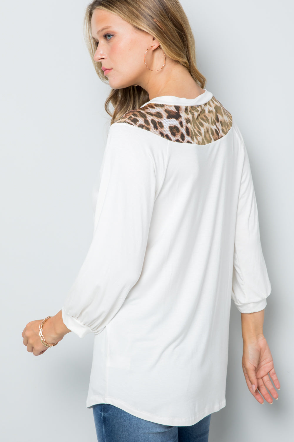 IVORY GOLD SOLID V-NECK TOP WITH LEOPARD CONTRAST DETAIL
