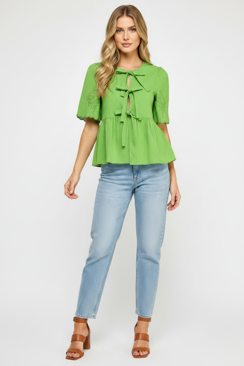 SHURT SLEEVE EMBROIDERED BOW TOP  AVT51332W