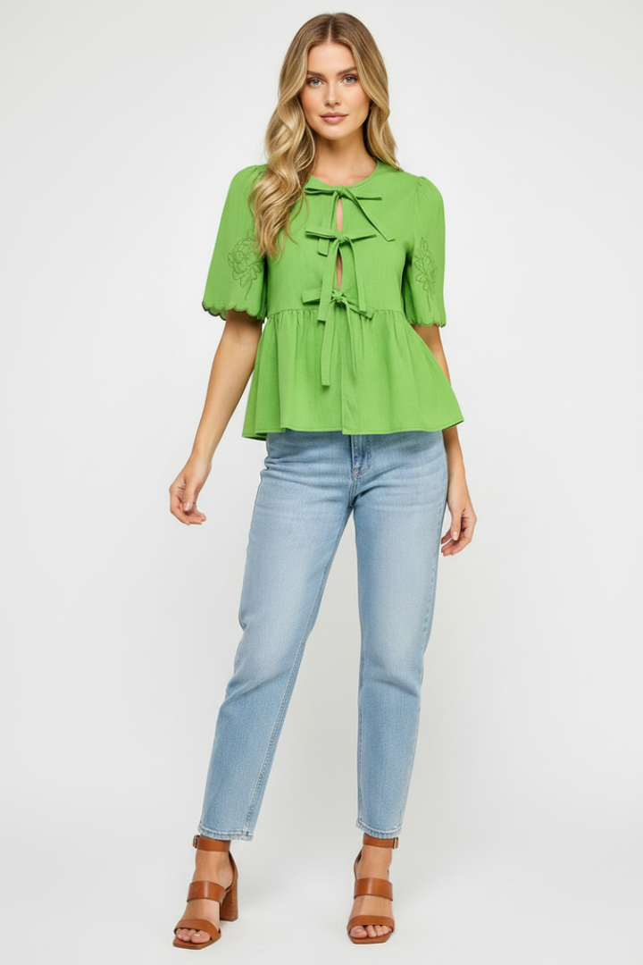 SHURT SLEEVE EMBROIDERED BOW TOP  AVT51332W