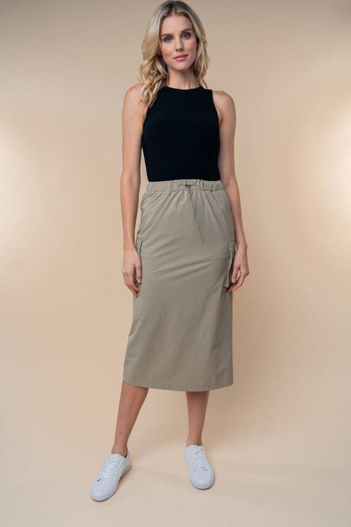 HIGH WAISTED SOLID WOVEN CARGO SKIRT