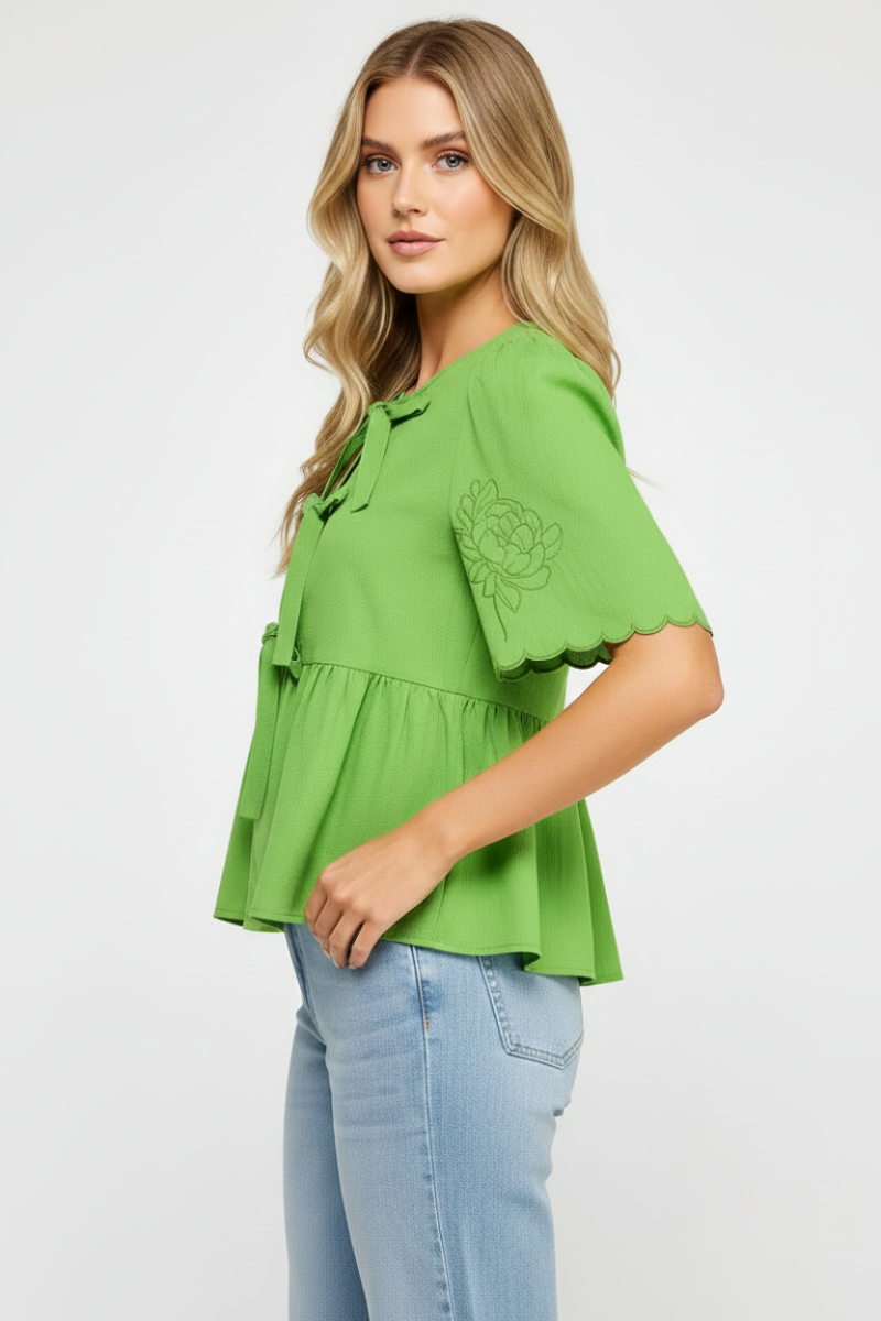 SHURT SLEEVE EMBROIDERED BOW TOP  AVT51332W