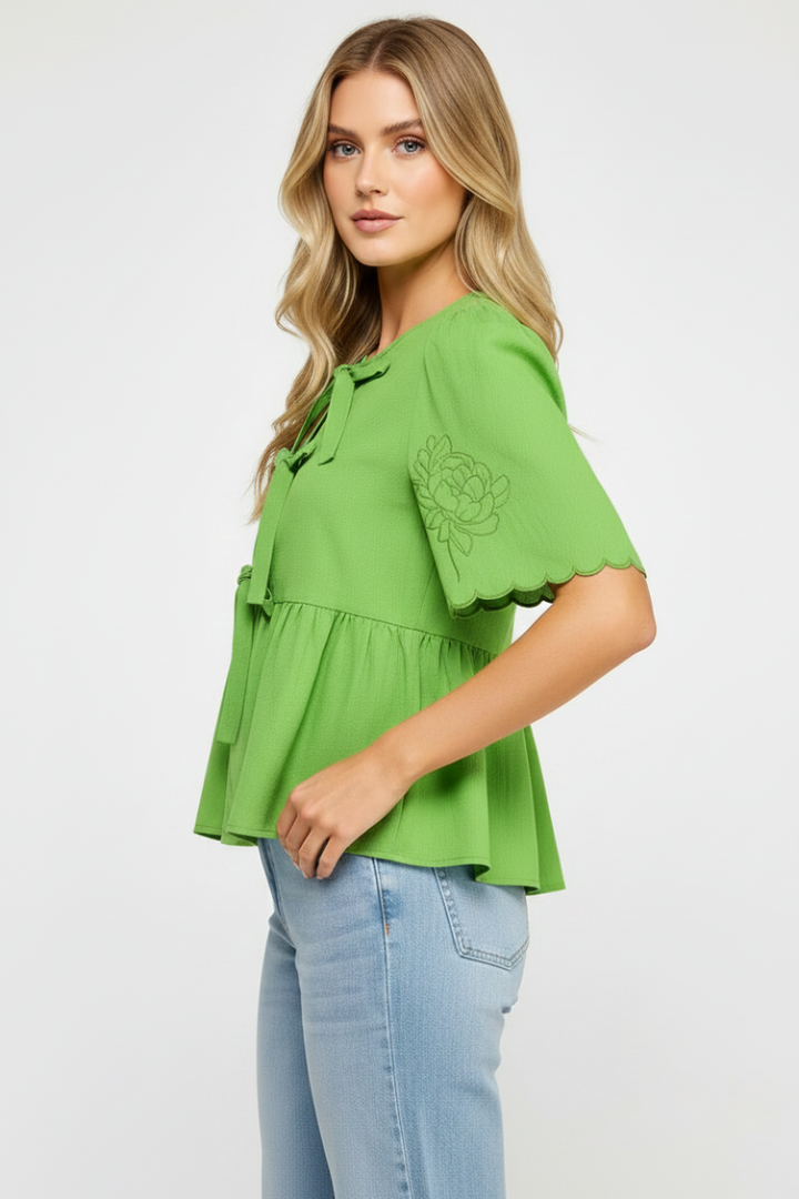 SHURT SLEEVE EMBROIDERED BOW TOP  AVT51332W