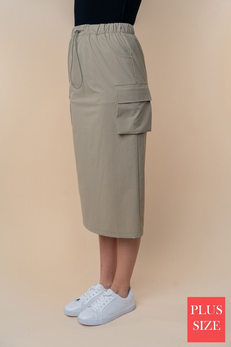 HIGH WAISTED SOLID WOVEN PLUS SIZE CARGO SKIRT
