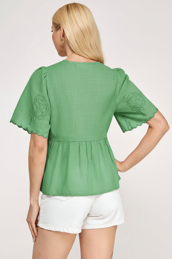 SHURT SLEEVE EMBROIDERED BOW TOP  AVT51332W
