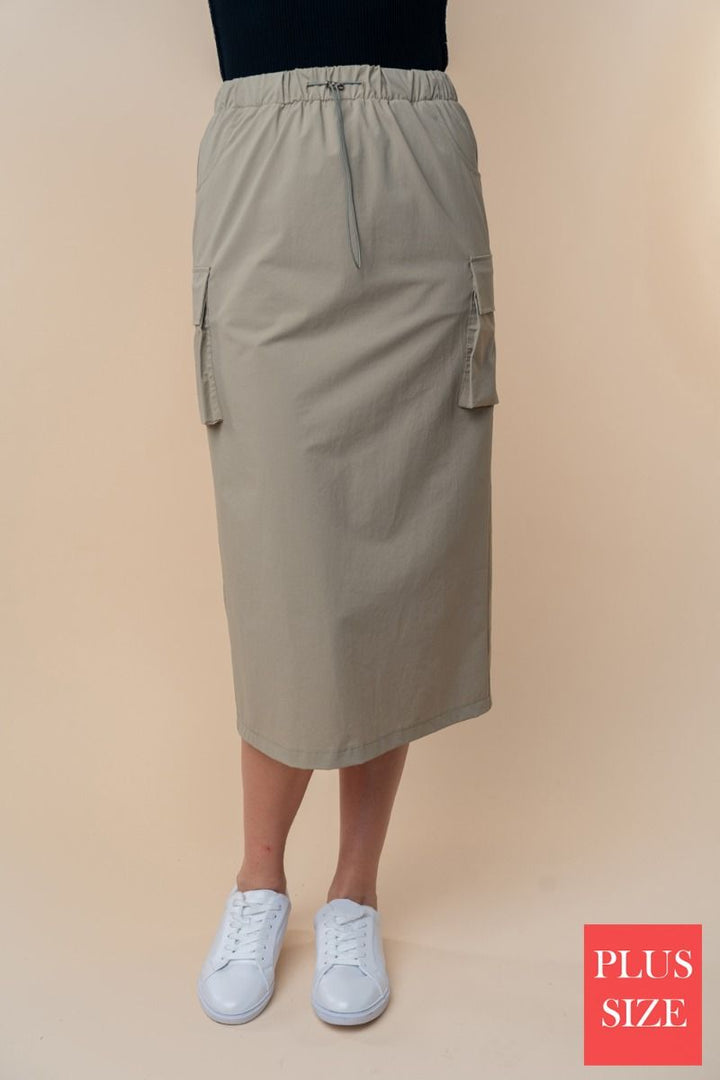 HIGH WAISTED SOLID WOVEN PLUS SIZE CARGO SKIRT