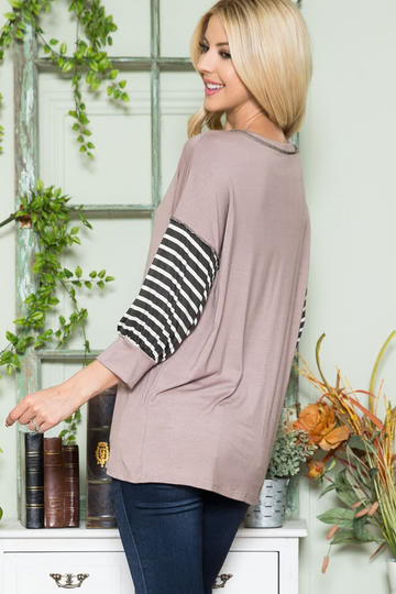 PLUS SIZE TOP ANIMAL PRT & STRIPE CONTRAST REVERSED OVERLOCK