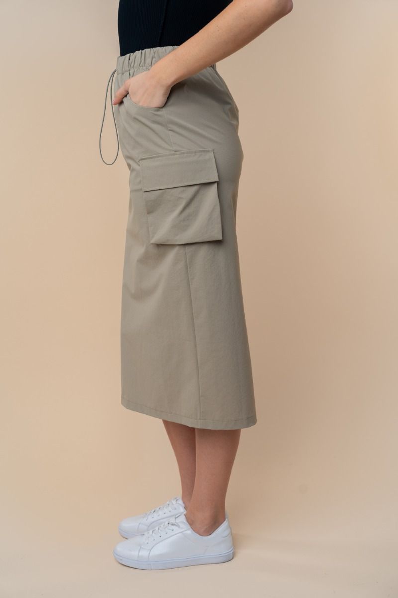 HIGH WAISTED SOLID WOVEN CARGO SKIRT