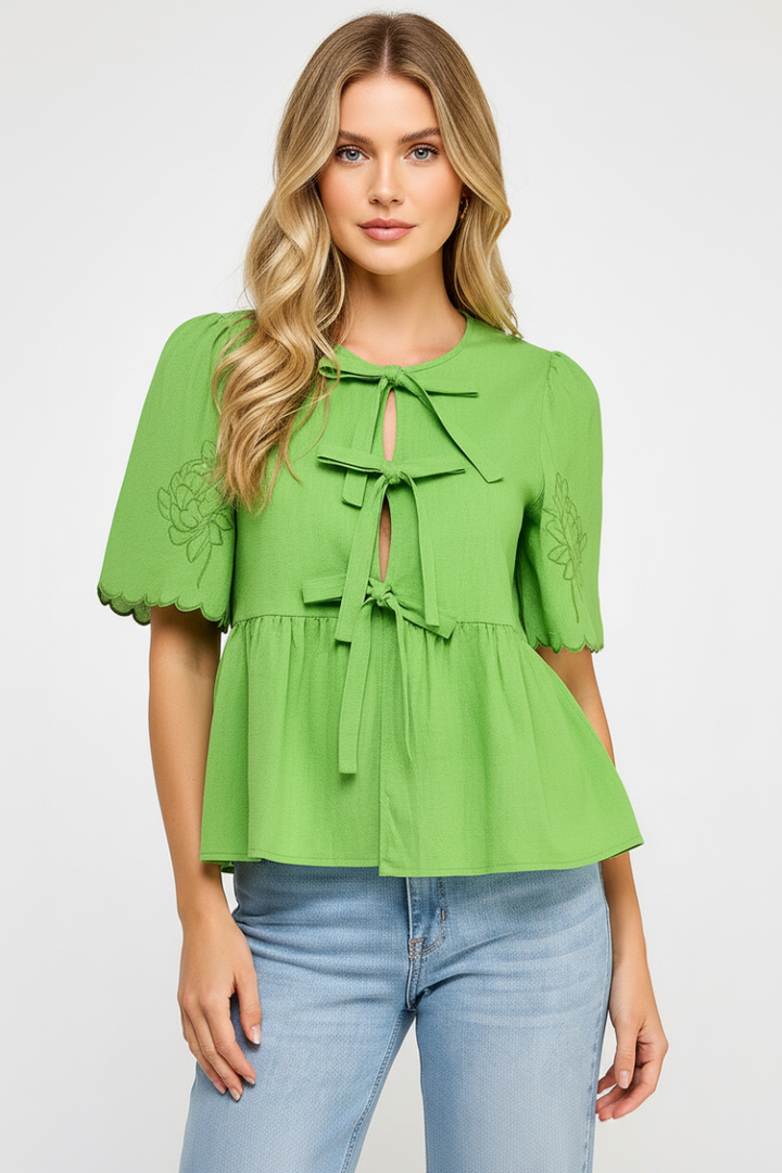 SHURT SLEEVE EMBROIDERED BOW TOP  AVT51332W