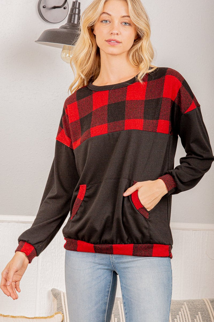 RED/BLACK PLAID PRINT W/ KANGAROO POCKET DETAILED TOP HMST2097-11