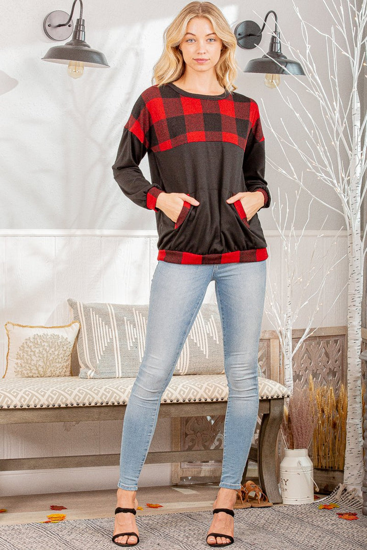 RED/BLACK PLAID PRINT W/ KANGAROO POCKET DETAILED TOP HMST2097-11