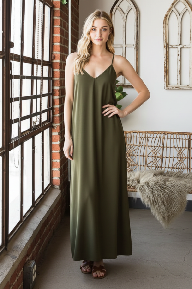 PLUS SIZE SLEEVELESS V NECK SOLID MAXI DRESS WITH SIDE