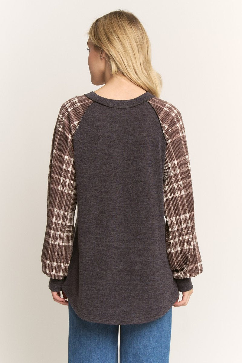 PLUS SIZE URBAN RIBBED PLAID SLEEVE CONTRAST TOP HMET7689