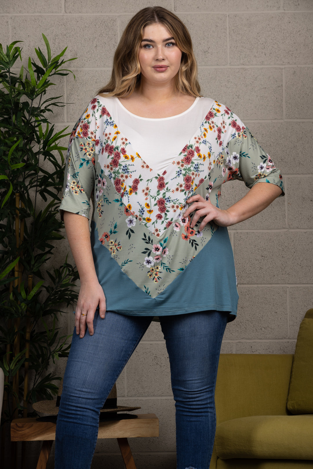 SAGE FLORAL PRINT CONTRAST PLUS SIZE KNIT TOP-CT43609C